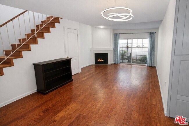 Building Photo - 11110 Camarillo St