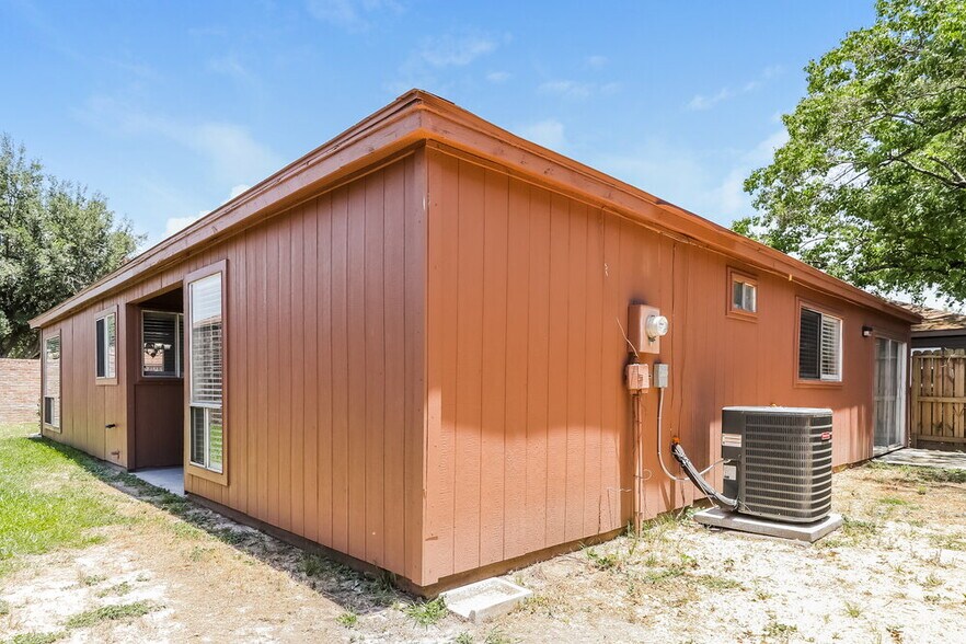 Building Photo - 16919 Amidon Dr
