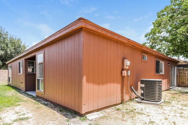 Building Photo - 16919 Amidon Dr
