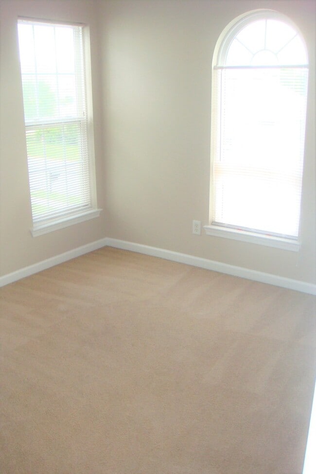 Building Photo - Great Home Community Pools Like A Resort