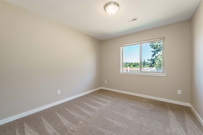 Building Photo - ASK ABOUT AUGUST MOVE IN SPECIAL 3 Bedroom...