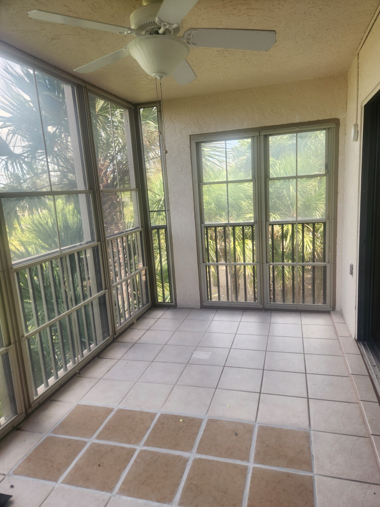 Screened in patio - 175 Kings Hwy