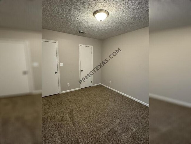 Building Photo - 11 Riata Ct