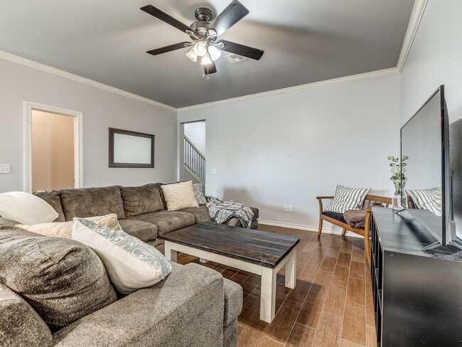 Building Photo - Charming 2-Bedroom Townhouse: Comfort and ...