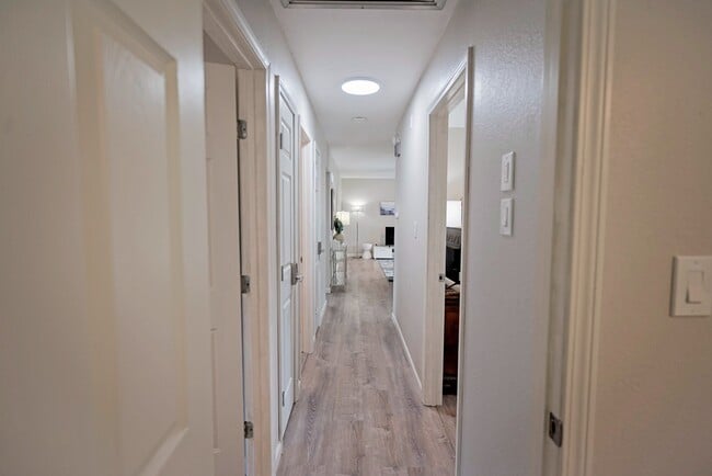 Building Photo - 413 SE Lana Ct