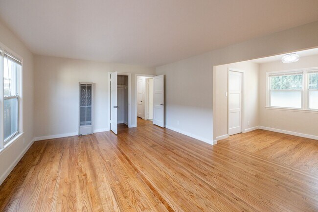 Building Photo - 600 S Idaho St