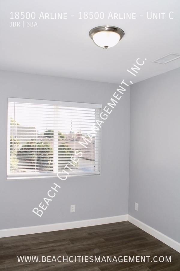 Building Photo - Completely Remodeled 3 Bed, 2 Bath Town Ho...