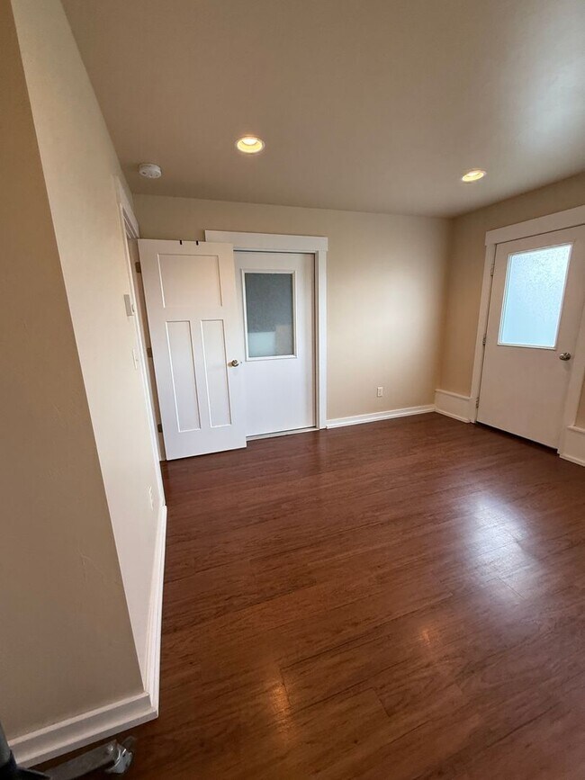 Building Photo - 206 Graves Trail