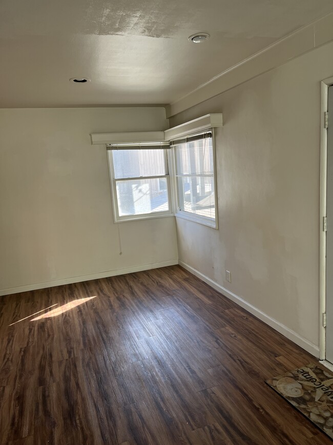 Dining room - 2 62nd Pl