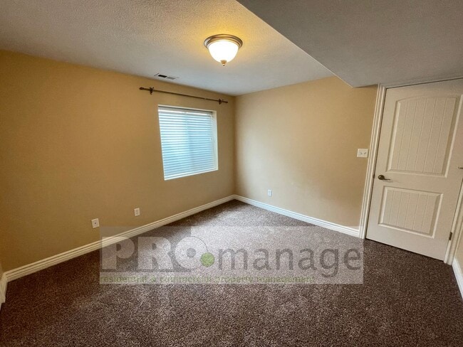 Building Photo - 4 Bed, 3 Bath Town Home w/ 2 Car Garage - ...
