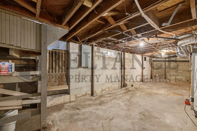 Building Photo - 703 S Grove Dr