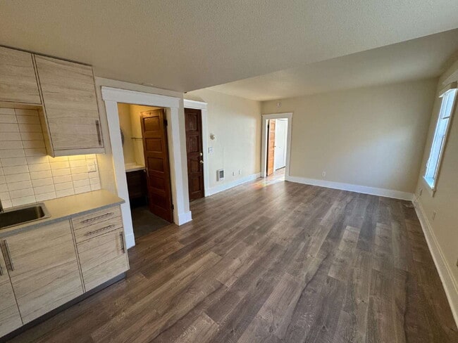 Building Photo - Upstairs 1 Bedroom Unit in Quadplex
