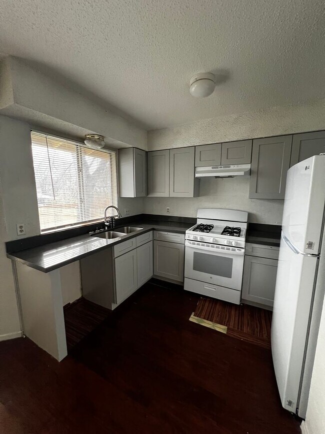 Building Photo - Great 3 bedroom, 2 bath available early April