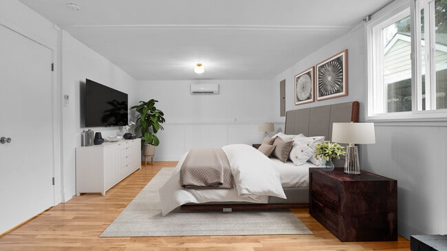 Building Photo - 8325 SW Terwilliger Blvd