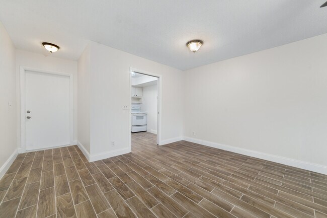 Building Photo - 2567 Dudley Dr W