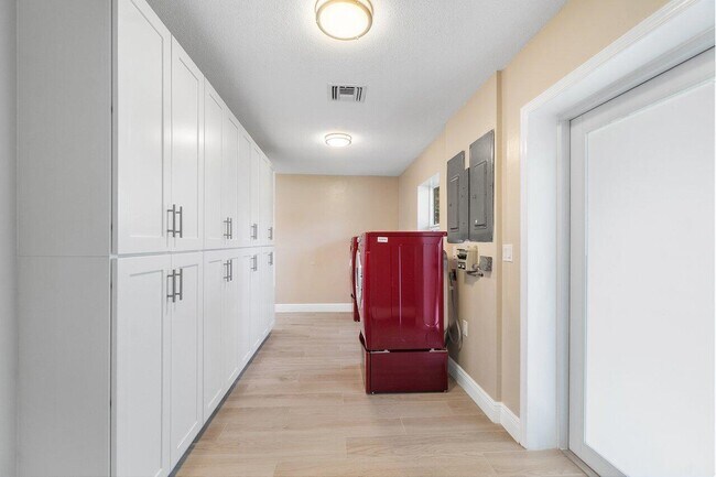 Building Photo - 5065 Horseshoe Cir N