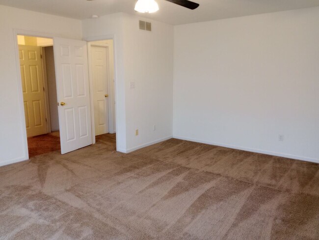 Building Photo - 2401-2403-2403 Northampton Dr