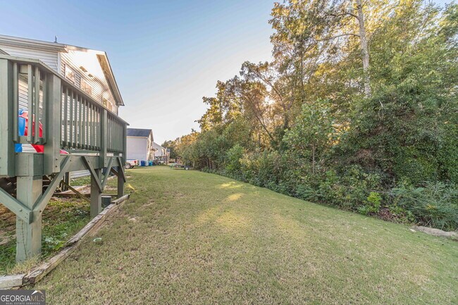 Building Photo - 583 Embassy Walk