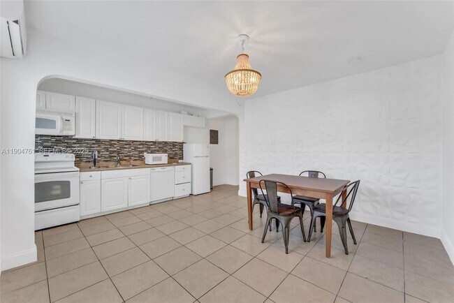 Building Photo - 1639 Hayes St