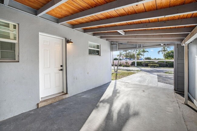 Building Photo - 108 SW 24th Ave