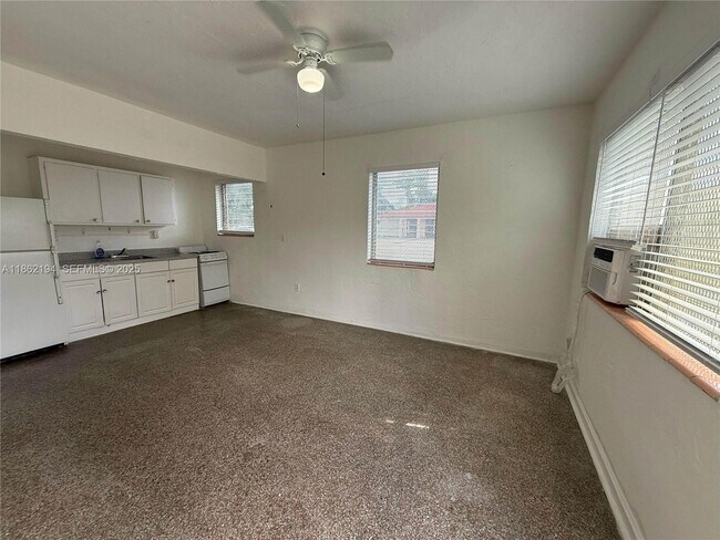 Building Photo - 361 Sharar Ave