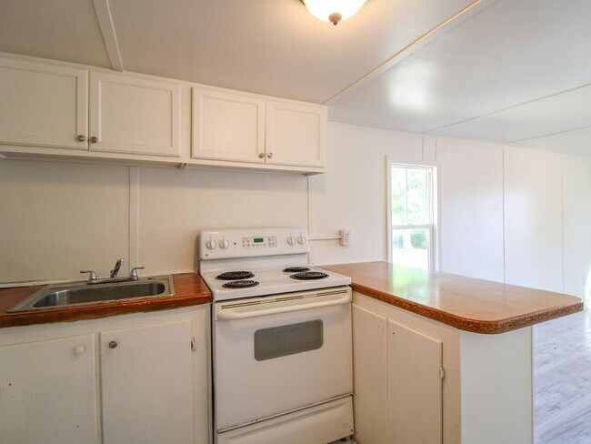 Building Photo - Great location close to Fayetteville, TN!