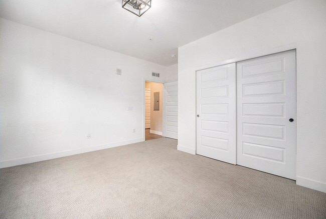 Building Photo - Amazing WesTown Condo with Garage Availabl...