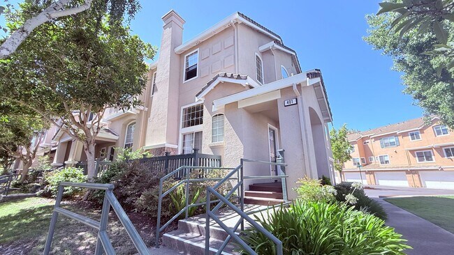 Building Photo - 401 Skylark Ct