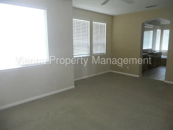 Building Photo - Beautiful 4 Bedroom Home in Great Location