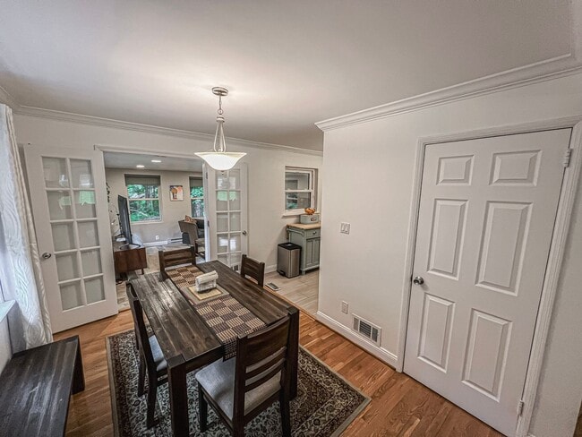 Building Photo - Sunny and Bright 4 Bedroom 3 Bath 2 Level ...
