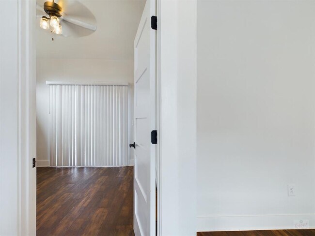 Building Photo - 1402 W 51st St