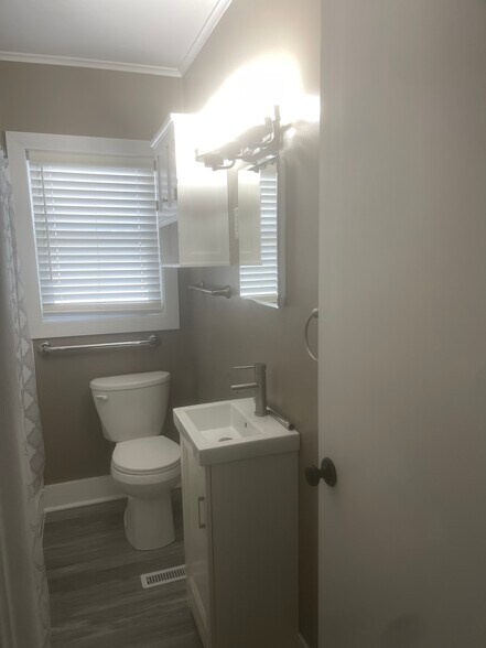 Building Photo - 512 E 77th Ave