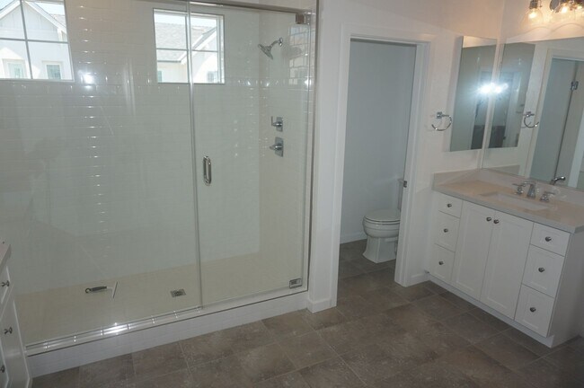 Building Photo - Stunning 4 Bedroom 3 Bath Plus Loft Home i...
