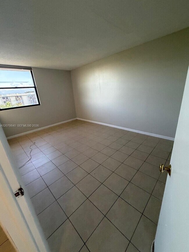 Building Photo - 2771 Riverside Dr