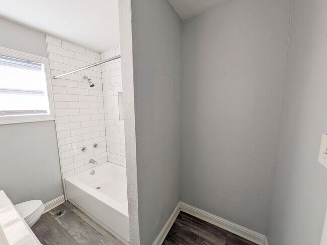 Building Photo - 5150 Parkview Dr