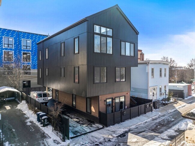 Building Photo - 12 Deer St