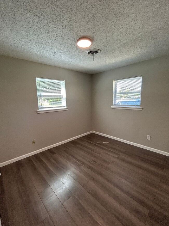 Building Photo - 3-bedroom, 1.5-bath in the MacArthur Schoo...