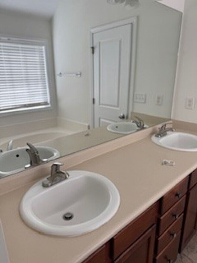 Building Photo - 534 Cobblestone Cir