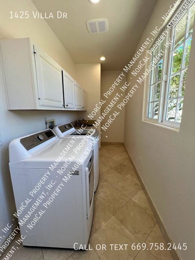 Building Photo - 1425 Villa Dr