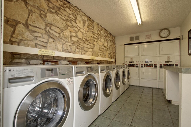 Building Photo - 2 bed/1 ba: Lady Bird Lake Condo, Short Walk to Downtown!