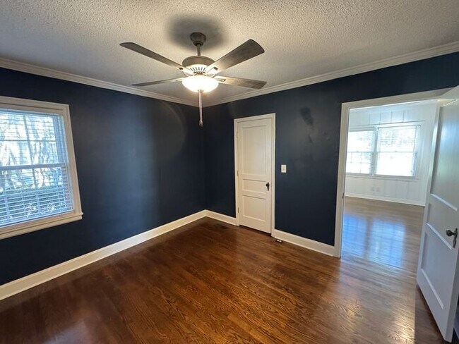 Building Photo - Medical District Location, Fenced Yard, an...