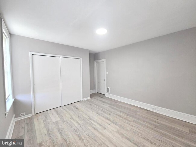 Building Photo - 5011 Larchwood Ave