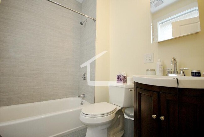 Building Photo - 10 Larose Pl
