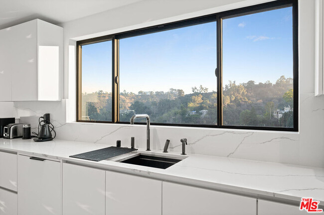 Building Photo - 8744 Skyline Dr