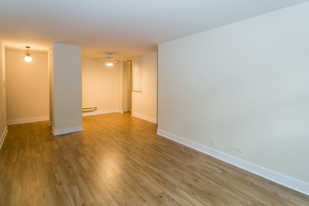 Building Photo - 675 W Wrightwood Ave