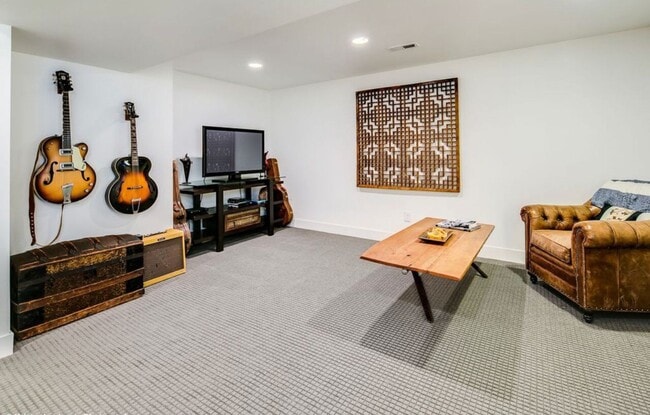 Building Photo - LOHI DUPLEX AVAILABLE IN MARCH