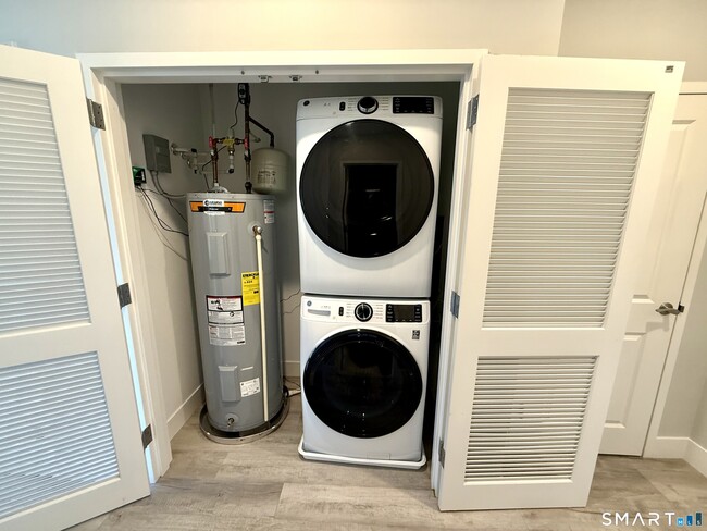 Building Photo - 502 Howe Ave