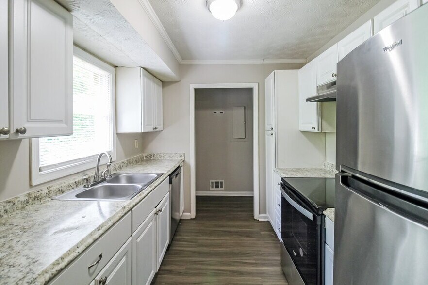 Building Photo - 7006 Knollwood Dr