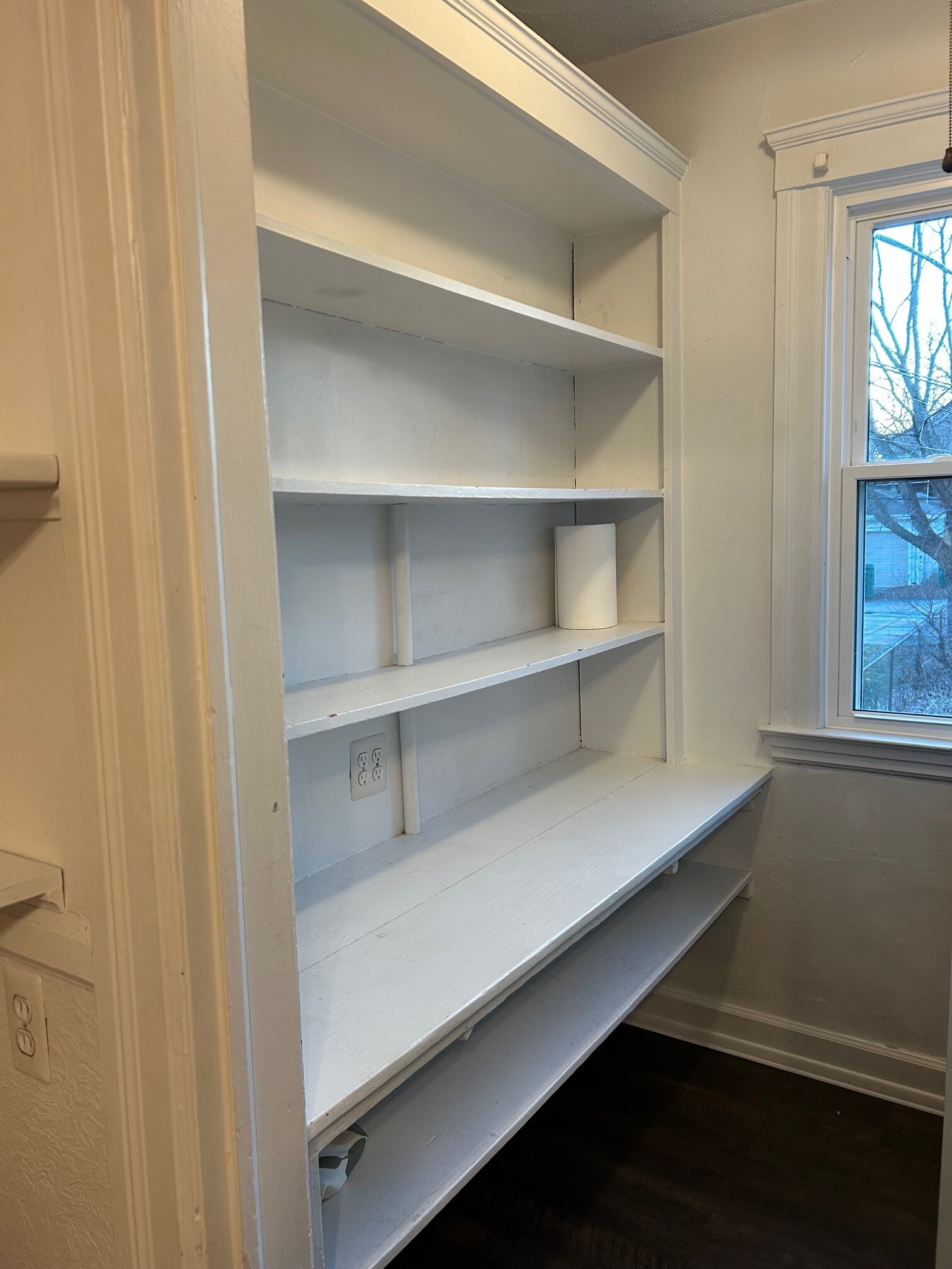 Walk-In Pantry - 1075 Lakepointe St