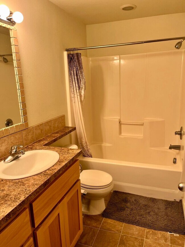 Building Photo - 4 bedroom, close to OSU